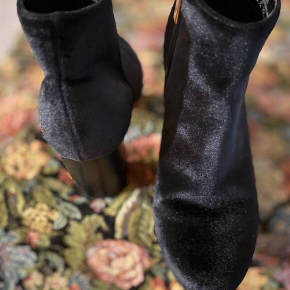 Bella Vita Black velveteen booties stacked heel size 8 M - Picture 2 of 5